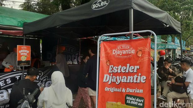 Antrean di kios es teler Djayantie