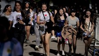 Fans berlari ke stadion Monumental untuk menghadiri konser Taylor Swift: The Eras Tour, di Buenos Aires, Argentina, Kamis (9/11/2023).  