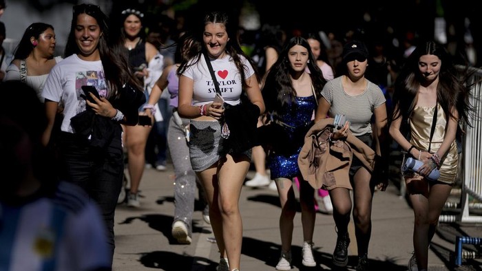 Antusias Swifties Argentina Nonton The Eras Tour A fan flashes a hand-heart hand sign as she waits for the start of Taylor Swift: The Eras Tour concert, in Buenos Aires, Argentina, Thursday, Nov. 9, 2023. (AP Photo/Natacha Pisarenko)