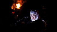 Gubernur Jawa Timur Khofifah Indar Parawansa (kanan) membacakan ikrar saat memimpin upcara.