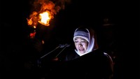 Kegiatan dalam rangka memperingati Hari Pahlawan yang diikuti anggota TNI, Polri, Pramuka, dan jajaran Forkopimda Jatim itu untuk menghormati serta mengenang jasa para pahlawan.