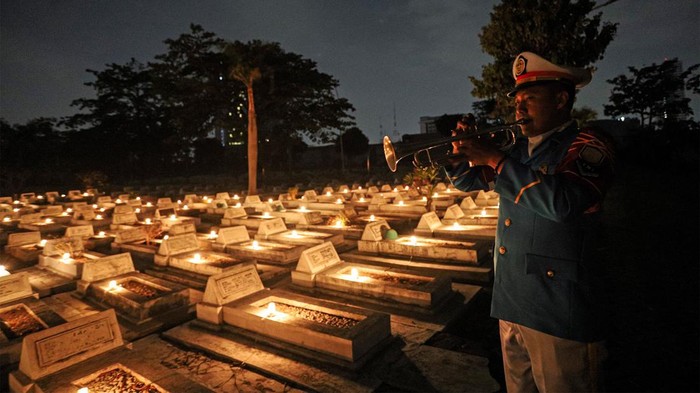 Gubernur Jawa Timur Khofifah Indar Parawansa (kanan) membacakan ikrar saat memimpin Apel Kehormatan dan Renungan Suci di Taman Makam Pahlawan (TMP) Sepuluh November, Surabaya, Jawa Timur, Jumat (10/11/2023). Kegiatan dalam rangka memperingati Hari Pahlawan yang diikuti anggota TNI, Polri, Pramuka, dan jajaran Forkopimda Jatim itu untuk menghormati serta mengenang jasa para pahlawan.