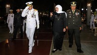 Gubernur Jawa Timur Khofifah Indar Parawansa (kedua kanan) bersama Wakil Gubernur Jatim Emil Elestianto Dardak (kedua kiri), Pangkoarmada II Laksamana Muda TNI Yayan Sofiyan (tengah), dan Pangdam V/Brawijaya Mayjen TNI Farid Makruf (kanan) meninggalkan lokasi usai mengikuti Apel Kehormatan dan Renungan.