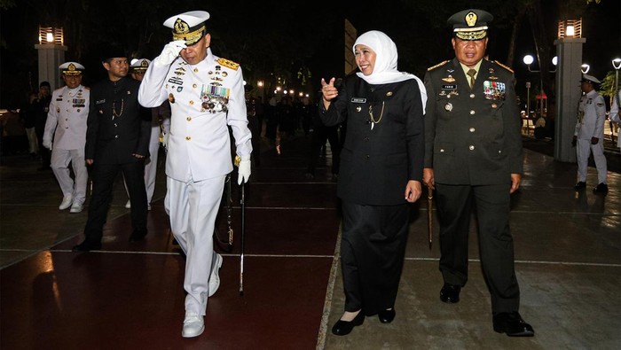 Gubernur Jawa Timur Khofifah Indar Parawansa (kanan) membacakan ikrar saat memimpin Apel Kehormatan dan Renungan Suci di Taman Makam Pahlawan (TMP) Sepuluh November, Surabaya, Jawa Timur, Jumat (10/11/2023). Kegiatan dalam rangka memperingati Hari Pahlawan yang diikuti anggota TNI, Polri, Pramuka, dan jajaran Forkopimda Jatim itu untuk menghormati serta mengenang jasa para pahlawan.