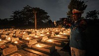 Peringatan Hari Pahlawan digelar sejak dini hari di Taman Makam Pahlawan (TMP) Sepuluh November, Surabaya, Jawa Timur, Jumat (10/11/2023). Anggota TNI terlihat meniup terompet saat mengikuti Apel Kehormatan dan Renungan Suci.