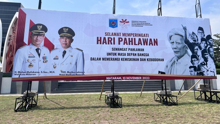 Baliho gres ucapan Selamat Hari Pahlawan milik Pemkot Mataram Baliho gres ucapan Selamat Hari Pahlawan milik Pemkot Mataram di Lapangan Sangkareang, NTB, pada Jumat (10/11/2023). Terdapat foto Pahlawan Nasional TGKH Zainuddin Abdul Madjid di baliho itu.