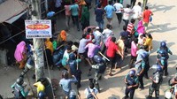Demo dilakukan pekerja yang menolak kenaikan gaji yang ditawarkan pemerintah. Diketahui, pemerintah menaikan gaji sebesar 56,25 persen, sementara buruh menginginkan tiga kali lipat.