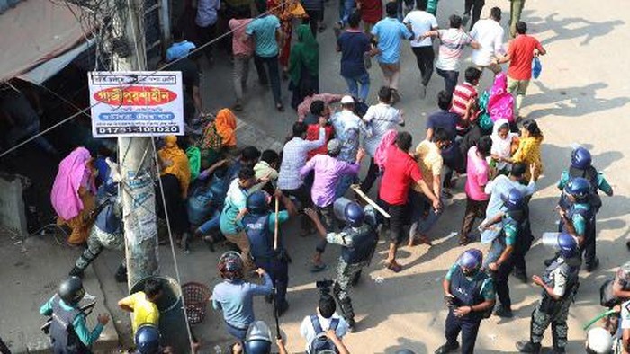 BANGLADESH-ECONOMY-UNREST-LABOUR-TEXTILE Garment workers gather along a road during a protest in Gazipur on November 9, 2023, after the Minimum Wage Board authority declared the minimum wage of 12,500 taka ($113) for garment workers. Police fired rubber bullets and tear gas at protesters on November 9 when thousands of Bangladesh garment workers rejected a