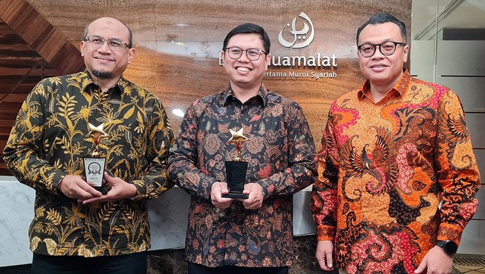Direktur Utama PT Bank Muamalat Indonesia Tbk Indra Falatehan (tengah), SEVP Human Capital Bank Muamalat Riksa Prakoso (kiri) dan Head of Human Capital Strategy & Development Bank Muamalat Anton Hendrianto (kanan) memperlihatkan plakat Stellar Workplace Award 2023 di Muamalat Tower, Jakarta, Jum'at (10/11). Dalam ajang ini, Bank Muamalat meraih penghargaan pada kategori Stellar Workplace Recognition in Employee Commitment dan Stellar Workplace Recognition in Employee Satisfaction.