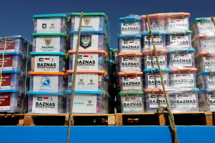 Bantuan Palestina Boxes containing humanitarian supplies bound for Gaza are stacked on a truck, amid the ongoing conflict between Israel and Palestinian Islamist group Hamas, at the Nitzana border crossing in Israel November 9, 2023. REUTERS/Evelyn Hockstein