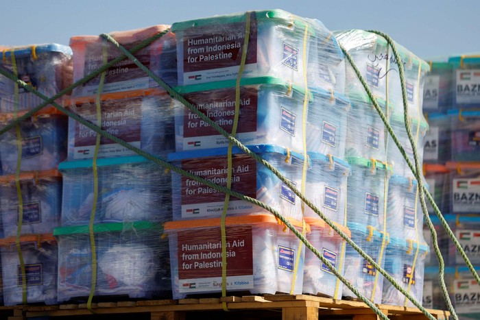 Bantuan Palestina Boxes containing humanitarian supplies bound for Gaza are stacked on a truck, amid the ongoing conflict between Israel and Palestinian Islamist group Hamas, at the Nitzana border crossing in Israel November 9, 2023. REUTERS/Evelyn Hockstein
