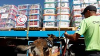 Seorang anggota unit bea cukai K-9 Israel dan seekor anjing petugas melakukan inspeksi pada sebuah truk beserta pasokan bantuan kemanusiaan dari Indonesia menuju Gaza di penyeberangan perbatasan Nitzana. (Foto: Reuters/Evelyn Hockstein)