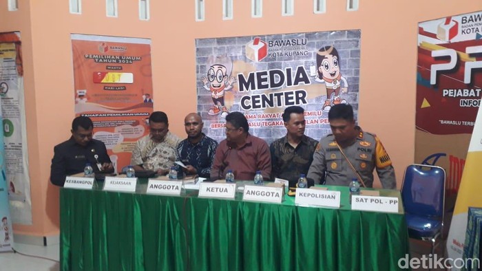 Bawaslu Kota Kupang dan Sentra Gakkumdu memberi katerangan kepada media di Kupang, Jumat (10/11/2023).