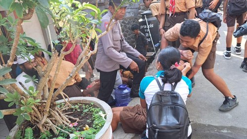 Belasan siswi SMPN 4 Abang di Karangasem, Bali, mengalami kesurupan saat mengikuti upacara peringatan Hari Pahlawan di halaman sekolah tersebut, Jumat (10/11/2023).(Foto: Istimewa)