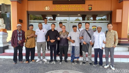 Bendesa Adat Sumberkelampok Jro Putu Artana bersama warga Desa Sekumpul dan dua tersangka Ahmad Zaini dan Muhamad Rasyad mendatangi, Polres Buleleng, Jumat (10/11/2023). (Made Wijaya Kusuma)
