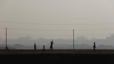 Warga India Masih Asyik Main Kriket di Tengah Kepungan Polusi Udara