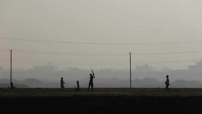 A man exercises amid smog, with buildings in the background, in Karachi, Pakistan, November 10, 2023. REUTERS/Akhtar Soomro