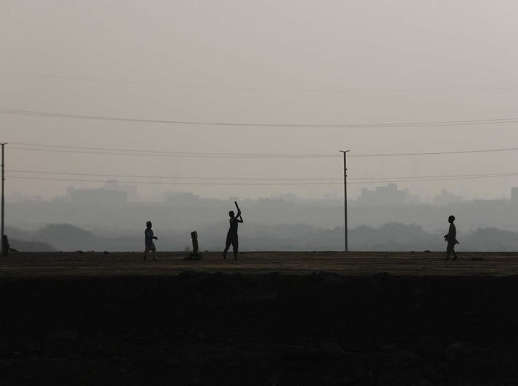 Warga India Masih Asyik Main Kriket di Tengah Kepungan Polusi Udara