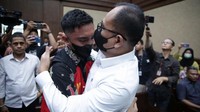 Mario Dandy Satriyo menjadi saksi dalam kasus dugaan korupsi eks Pejabat Ditjen Pajak Kemenkeu Rafael Alun. Tangis Mario langsung pecah saat memeluk sang ayah. Agung Pambudhy/detikcom