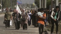 Rabu, 8 November 2023, Ribuan warga di Gaza utara mulai meninggalkan wilayahnya untuk menyelamatkan diri ke selatan. Warga berjalan sambil mengibarkan bendera putih. AP/Mohammed Dahman