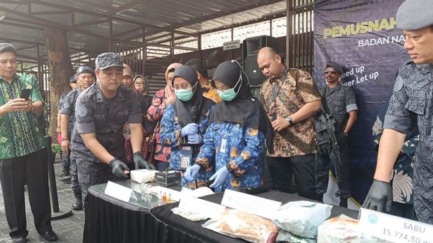 BNN RI memusnahkan barang bukti sejulah jenis narkoba seberat 16 kg dari 5 kasus. Sebanyak 18 tersangka ditangkap dari kelima kasus tersebut. (Rizky AM/detikcom)