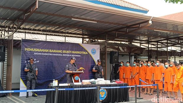 BNN RI memusnahkan barang bukti sejulah jenis narkoba seberat 16 kg dari 5 kasus. Sebanyak 18 tersangka ditangkap dari kelima kasus tersebut. (Rizky AM/detikcom)