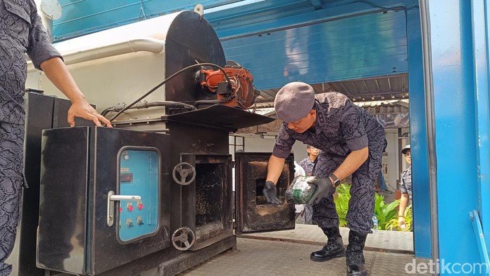 BNN RI memusnahkan barang bukti sejulah jenis narkoba seberat 16 kg dari 5 kasus. Sebanyak 18 tersangka ditangkap dari kelima kasus tersebut. (Rizky AM/detikcom)