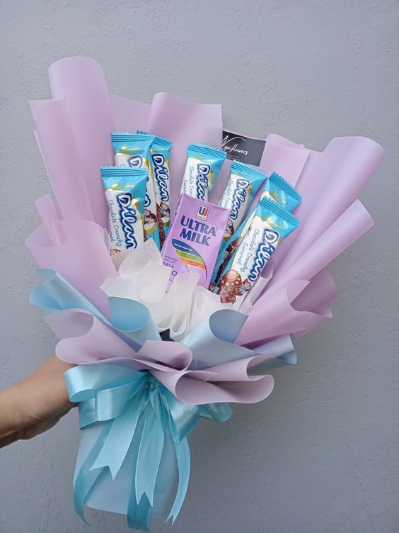 Buket Snack Lilac dan Biru Muda.