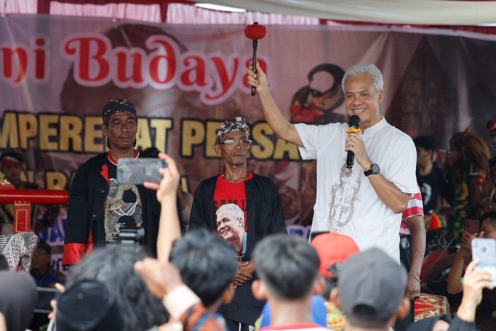 Calon Presiden Indonesia Ganjar Pranowo memberikan bantuan seperangkat alat musik Gamelan kepada seniman lokal di Sumatera Utara.
