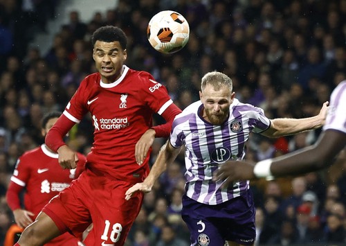 Soccer Football - Europa League - Group E - Toulouse v Liverpool - Stadium Municipal de Toulouse, Toulouse, France - November 9, 2023 Liverpools Cody Gakpo in action with Toulouses Mikkel Desler REUTERS/Stephane Mahe