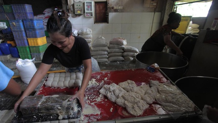 Pekerja memproduksi tahu di sebuah industri rumahan di kawasan Lebak Bulus, Jakarta, Jumat (10/11/2023). Produsen tahu mengatakan harga kedelai yang naik hingga menembus Rp13.200 per kilogram menyebabkan mereka harus mengurangi ukuran agar terhindar dari kerugian. ANTARA FOTO/Reno Esnir/foc.