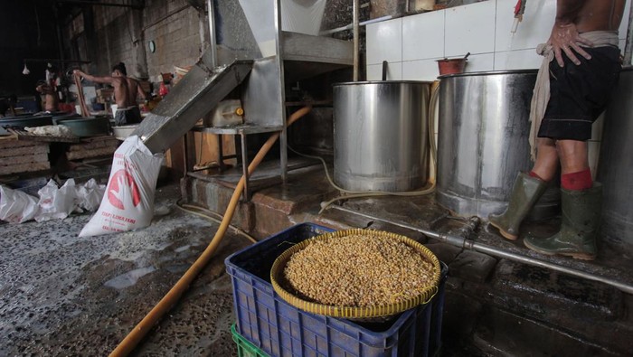 Pekerja memproduksi tahu di sebuah industri rumahan di kawasan Lebak Bulus, Jakarta, Jumat (10/11/2023). Produsen tahu mengatakan harga kedelai yang naik hingga menembus Rp13.200 per kilogram menyebabkan mereka harus mengurangi ukuran agar terhindar dari kerugian. ANTARA FOTO/Reno Esnir/foc.