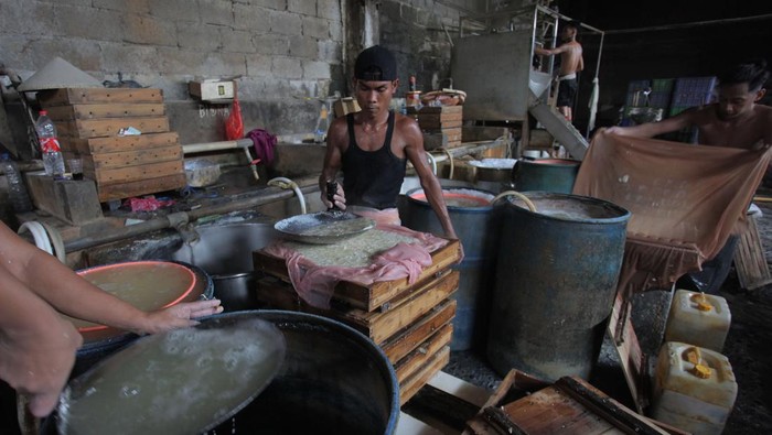 Pekerja memproduksi tahu di sebuah industri rumahan di kawasan Lebak Bulus, Jakarta, Jumat (10/11/2023). Produsen tahu mengatakan harga kedelai yang naik hingga menembus Rp13.200 per kilogram menyebabkan mereka harus mengurangi ukuran agar terhindar dari kerugian.  ANTARA FOTO/Reno Esnir/foc.