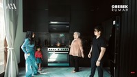 Untuk kompornya ia menggunakan kompor tanam dengan merek Bosch. Selain itu, dilengkapi dengan kabinet yang fungsional. Foto: YouTube Atta Halilintar