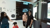 Di kabinet kompornya juga dilengkapi dengan exhaust fan dan oven berwarna silver dan hitam dengan merek yang sama, yakni Bosch. Foto: YouTube Atta Halilintar