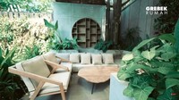 Ruang makannya juga ada dua, yang satu ini menggunakan sofa berwarna abu-abu. Ruangan makan ini juga dikelilingi dengan tanaman hijau. Foto: YouTube Atta Halilintar