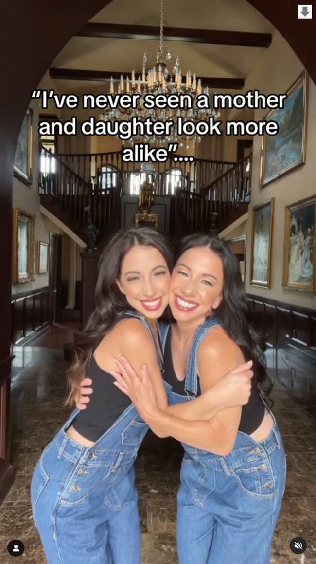 Ketika Cher bertambah dewasa, kami mulai menyadari kemiripan kami. Walaupun kami tidak selalu melihatnya, semua orang sepertinya begitu, jadi kami senang-senang saja. Kadang-kadang, ketika kami melihat foto kami, kami seperti wow. Dan ada momen aku melihat foto Cher dan berpikir itu aku dan sebaliknya, ujarnya. Foto: Instagram Dawn Hubsher