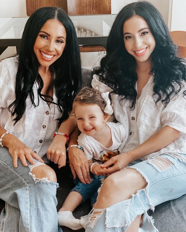 Cher juga mengatakan bahwa ia pernah dikira ibunya oleh ayahnya sendiri. Satu kali, aku dan ibuku pakai baju dengan warna yang sama. Karena kami sama-sama berambut panjang hitam, kami terlihat sama dari belakang. Suamiku mendatangi ibuku dan menepuk bokongnya dan berpikir dia adalah aku, kata Cher. Foto: Instagram Dawn Hubsher