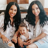 Cher juga mengatakan bahwa ia pernah dikira ibunya oleh ayahnya sendiri. Satu kali, aku dan ibuku pakai baju dengan warna yang sama. Karena kami sama-sama berambut panjang hitam, kami terlihat sama dari belakang. Suamiku mendatangi ibuku dan menepuk bokongnya dan berpikir dia adalah aku, kata Cher. Foto: Instagram Dawn Hubsher