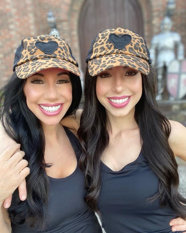 Bisa dilihat jika mereka memang memiliki wajah yang mirip. Tak hanya itu, Dawn juga punya gaya rambut dan gaya usana yang serupa sehingga semakin persis. Foto: Instagram Dawn Hubsher