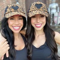 Bisa dilihat jika mereka memang memiliki wajah yang mirip. Tak hanya itu, Dawn juga punya gaya rambut dan gaya usana yang serupa sehingga semakin persis. Foto: Instagram Dawn Hubsher