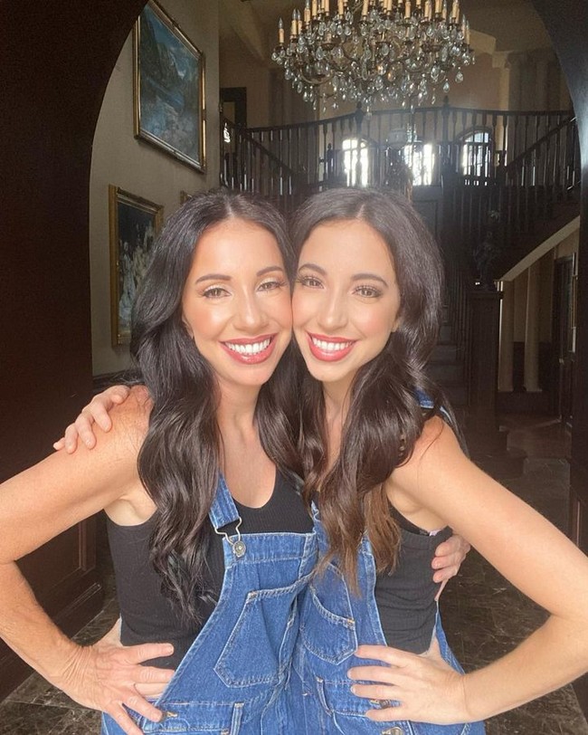 Dawn Hubsher punya anak perempuan yang sangat mirip dengannya bernama Cher. Meski terpaut 30 tahun, orang-orang bahkan suami Cher sendiri bahkan pernah mengira bahwa Dawn adalah Cher. Foto: Instagram Dawn Hubsher