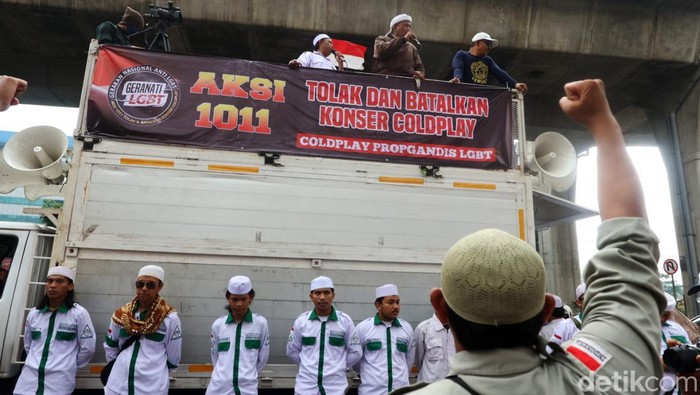 Demo Tolak Coldplay di Mabes Polri Massa dari Gerakan Nasional Anti LGBT (Geranati LGBT) melakukan aksi di depan Mabes Polri, Jakarta, Jumat (10/11/2023). Aksi ini mereka lakukan sebagai bentuk penolakan konser Coldplay, karena Coldplay dinilai mengampanyekan kaum lesbian, gay, biseksual dan transgender (LGBT).