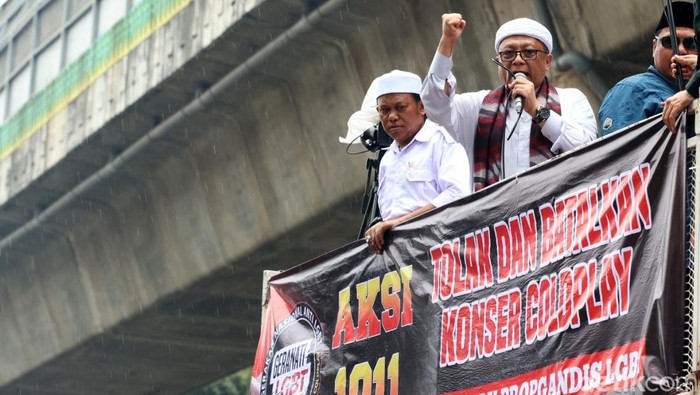 Demo Tolak Coldplay di Mabes Polri Massa dari Gerakan Nasional Anti LGBT (Geranati LGBT) melakukan aksi di depan Mabes Polri, Jakarta, Jumat (10/11/2023). Aksi ini mereka lakukan sebagai bentuk penolakan konser Coldplay, karena Coldplay dinilai mengampanyekan kaum lesbian, gay, biseksual dan transgender (LGBT).
