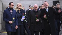 Dari kiri, Putra Mahkota Norwegia Haakon dan istrinya Mette-Marit, Walikota Berlin Kai Wegner dan Axel Klausmeier, direktur tugu peringatan tersebut, menghadiri peringatan 34 tahun runtuhnya Tembok Berlin di Berlin Wall Memorial, Kamis, 9 November 2023. AP/Britta Pedersen  