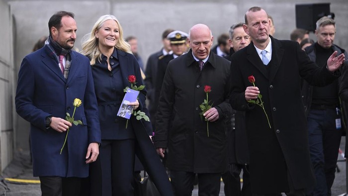 Deretan Mawar Peringati Runtuhnya Tembok Berlin From left, Norwegian Crown Prince Haakon and his wife Mette-Marit, Berlin's Governing Mayor Kai Wegner and Axel Klausmeier, director of the memorial, attend the commemoration of the 34th anniversary of the fall of the Berlin Wall at the Berlin Wall Memorial, Thursday, Nov. 9, 2023. (Britta Pedersen/dpa via AP)