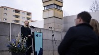 Pemerintah Jerman Timur menyatakan bahwa Tembok Berlin dibangun dengan tujuan melindungi warganya dari ancaman fasis yang dapat memicu gerakan besar, dengan harapan mereka dapat membentuk pemerintahan komunis di Jerman Timur. Namun, kenyataannya, tembok ini digunakan untuk menghentikan penduduk Berlin Timur dari melarikan diri ke wilayah Berlin Barat yang berada di bawah pemerintahan Jerman Barat. AP/Markus Schreiber  