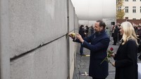 Tragedi ini menelan lebih dari 130 korban jiwa dalam upaya mereka untuk menyeberangi tembok tersebut. Tembok Berlin menjadi simbol dari perpecahan Jerman dan Perang Dingin. Lebih dari 5.000 orang berhasil melarikan diri baik dari atas maupun bawah tembok ini. Pada 9 November 1989, pembatasan perjalanan mulai melemah di Jerman Timur. Dengan tekad yang kuat, ribuan orang memanjat tembok, menghancurkan dinding menggunakan pahat dan palu. AP/Markus Schreiber