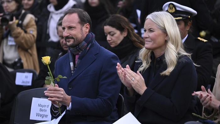 Deretan Mawar Peringati Runtuhnya Tembok Berlin Norwegian Crown Prince Haakon and his wife Mette-Marit attend the commemoration of the 34th anniversary of the fall of the Berlin Wall at the Berlin Wall Memorial, Thursday, Nov. 9, 2023. (Christophe Gateau/dpa via AP)