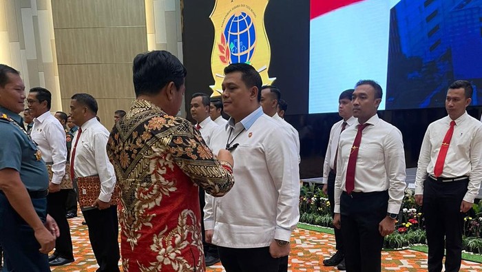 Dirkrimsus Polda Metro Jaya Kombes Ade Safri S menerima pin emas dan piagam penghargaan karena ikut tuntaskan sengketa lahan milik TNI di Jatikarya Bekasi. (dok Ist)
